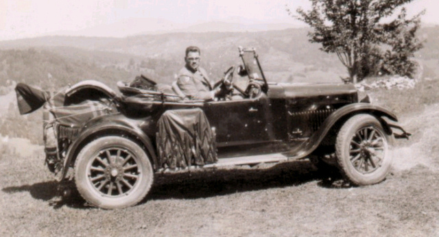  Robert Strong Woodward at the wheel of the 1929 Vehicles Advanced 6 